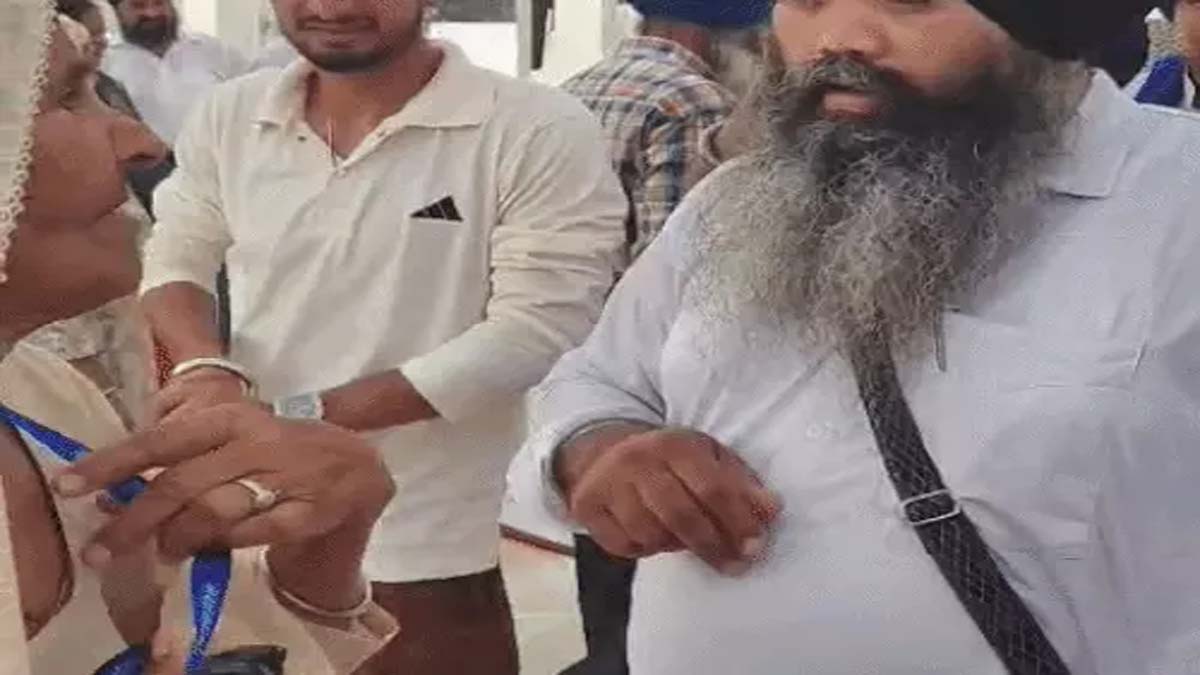 गोल्डन टेंपल में CM तीर्थ यात्रा योजना के श्रद्धालुओं के उतरवाए आई-कार्ड