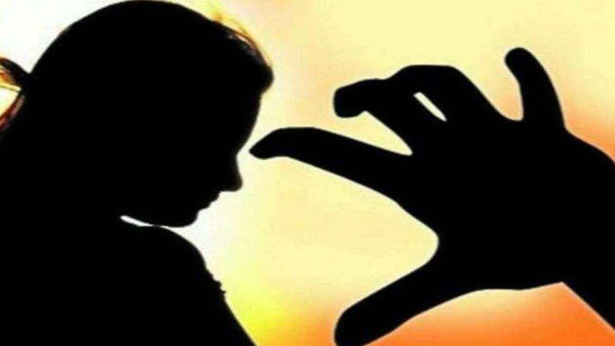प्रिंसिपल पर छेड़छाड़ का आरोप
