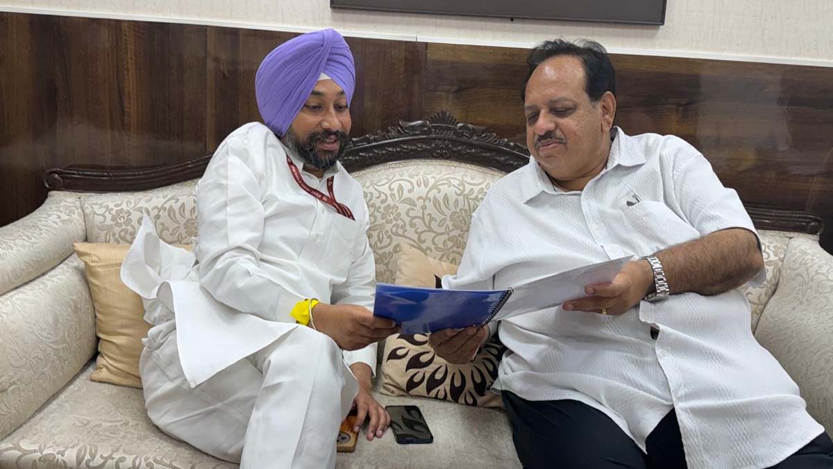 राष्ट्रीय सफाई कर्मचारी आयोग कार्यालय में वाइस चेयरमैन हरदीप सिंह गिल से मुलाकात करते अविनाश चंद्र
