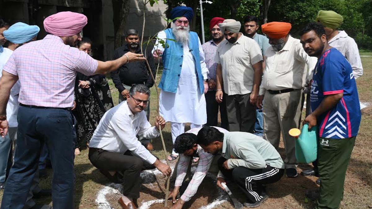 विधानसभा स्पीकर कुलतार सिंह संधवां ने विधान सभा में 40 से अधिक फलदार पौधे लगाए