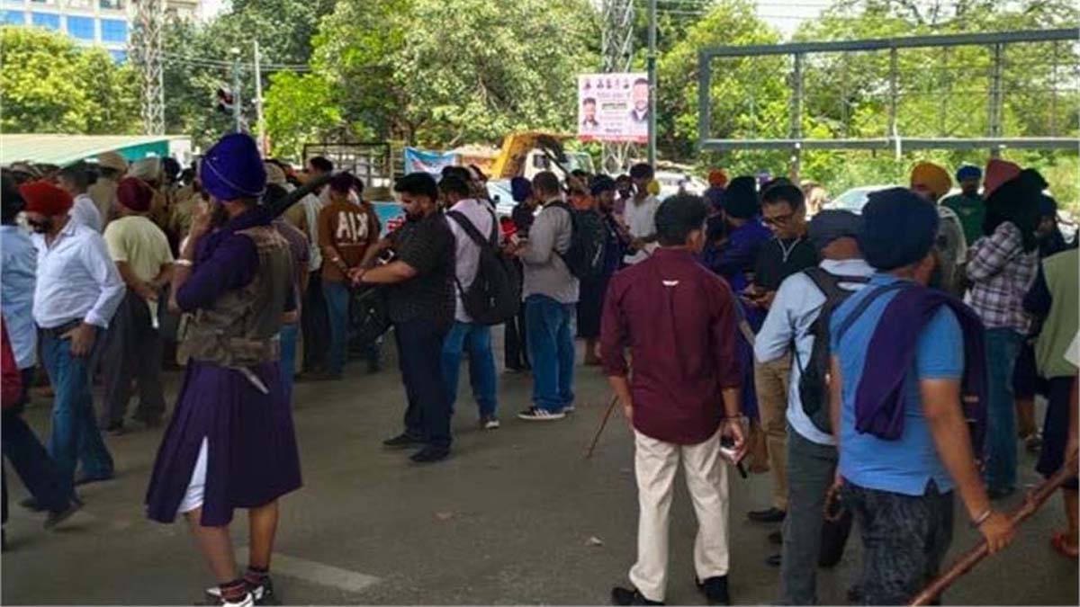 निहंग सिंहों का जबरदस्त हंगामा, DC दफ्तर के बाहर लगाया धरना
