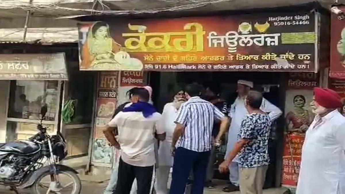 गनपॉइंट पर ज्वेलर की दुकान में लूट