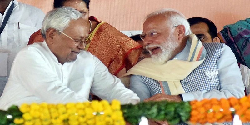 Nitish Kumar Touch PM Modi Feets 1