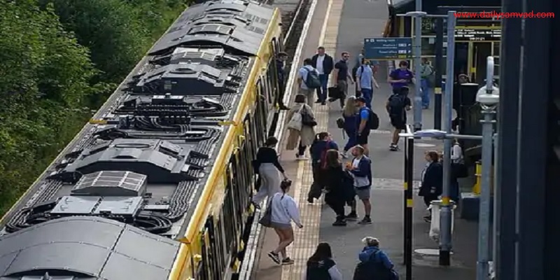 Trains have been stopped in London due to technical fault. In such a situation, people were seen waiting at the station.