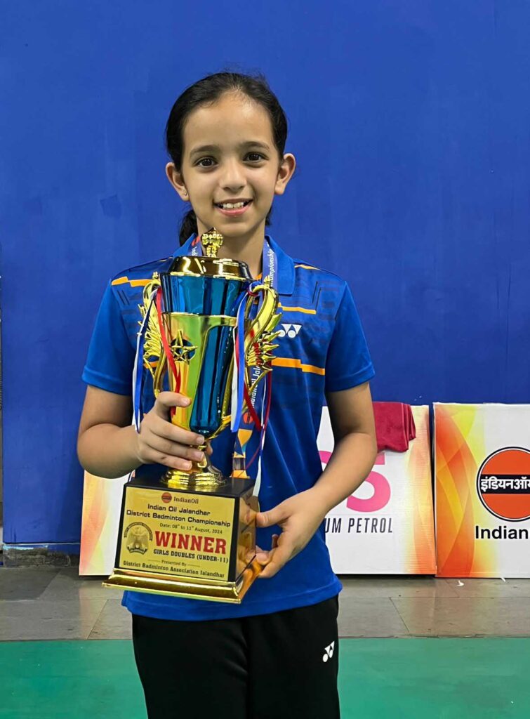 Aayna shinned district's name in badminton