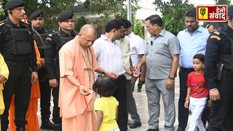 CM Yogi Adityanath did cow service in the cowshed of Gorakhnath temple