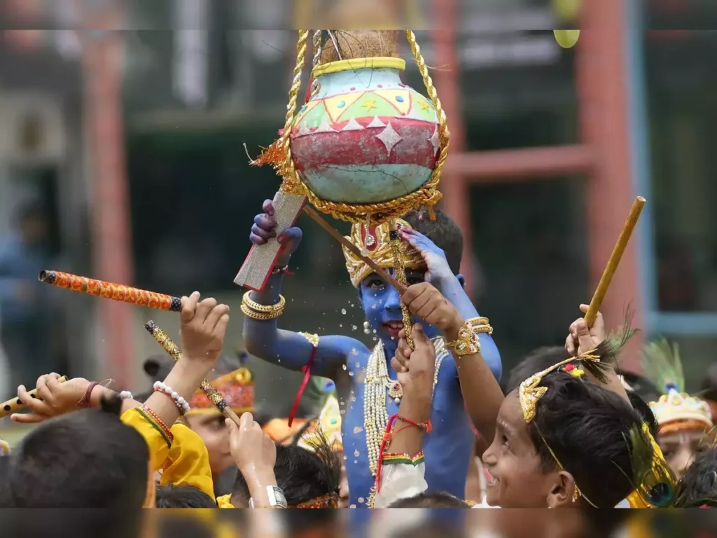 Public Holiday Janmashtami पर छुट्टी: 25-26 अगस्त को बैंक, स्कूल और दफ्तर के बंद रहने की पूरी जानकारी