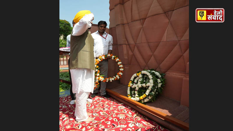 Governor and Chief Minister paid obeisance at Sri Harmandir Sahib and Sri Durgiana Temple