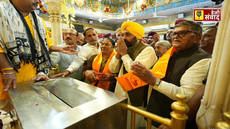 Governor and CM paid obeisance at Sri Harmandir Sahib and Sri Durgiana Temple