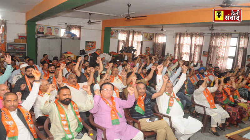 Hundreds of BJP workers gathered at Jalandhar BJP office and started the membership campaign by releasing balloons and distributing laddus