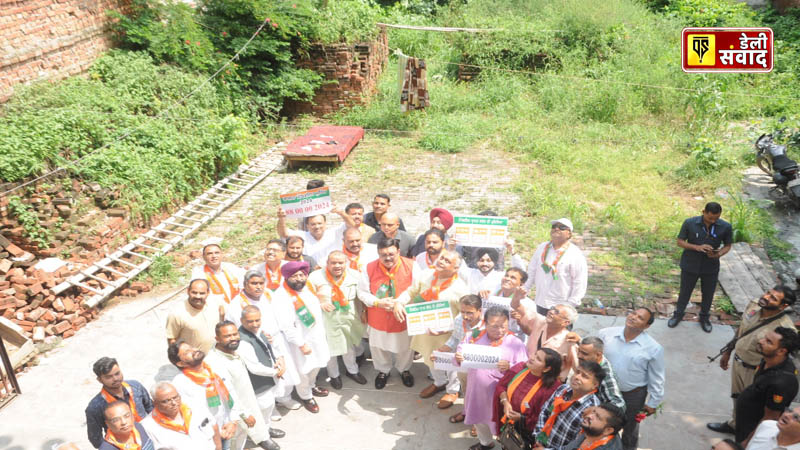 Hundreds of BJP workers gathered at Jalandhar BJP office and started the membership campaign by releasing balloons and distributing laddus