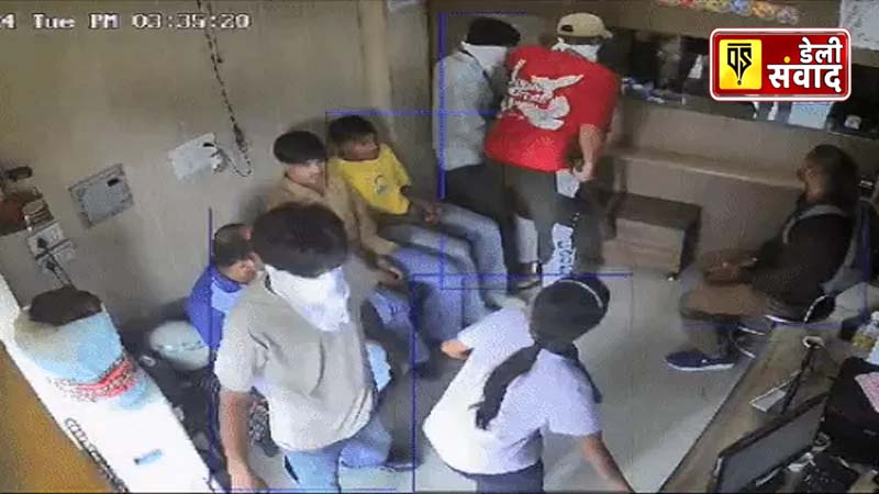 The maid of a money transfer shop runs away after seeing the miscreants who came to rob the shop in Ludhiana.