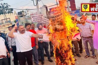 जालंधर के बाबू जगजीवन राम चौक में पंजाब सरकार का पुतला फूंकते पूर्व सांसद सुशील रिंकू व भाजपा कार्यकर्ता