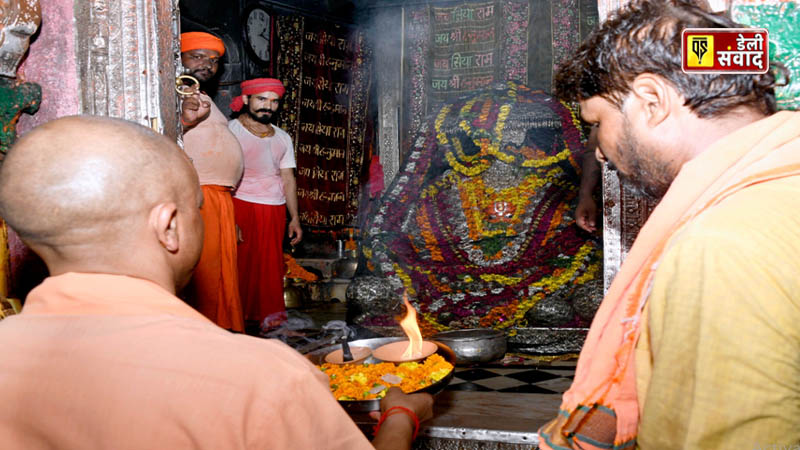 CM Yogi bowed his head at the feet of Ram Lalla and also attended Hanumangarhi