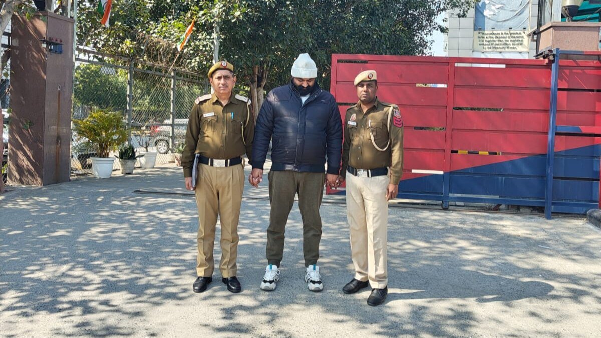 Delhi Crime News: IGI एयरपोर्ट से वीजा ठग एजेंट गिरफ्तार, पासपोर्ट और वीजा की धोखाधड़ी का खुलासा