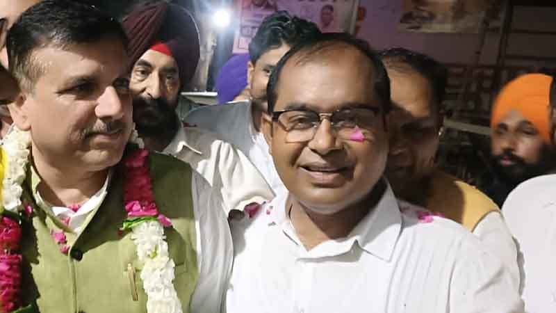 AAP के वरिष्ठ नेता व सांसद संजय सिंह के साथ दीनानाथ प्रधान