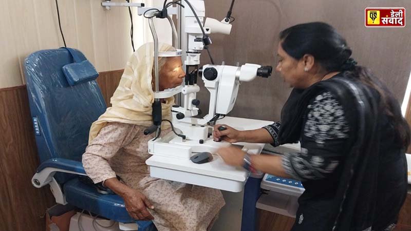 Cabinet Minister Dr. Baljit Kaur arrived to inaugurate the eye checkup camp and played her role as a doctor