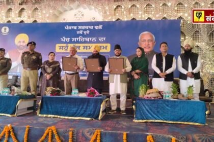 Goyal along with MLA Jaswant Singh Gajjan Majra and MLA Dr. Jamil-ur-Rahman administered oath to 1186 Panches