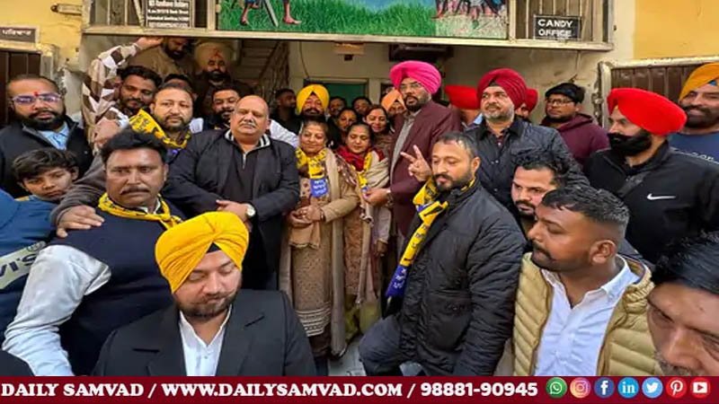 Minister Kuldeep Singh Dhaliwal getting independent councillors to join the party in Amritsar.