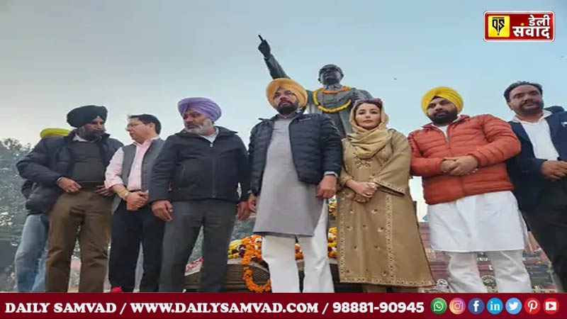 डॉ. अंबेडकर की प्रतिमा पर श्रद्धांजलि अर्पित करने पहुंचे आम आदमी पार्टी के मंत्री व विधायक।