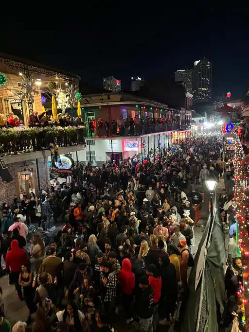 मेरिका में New Year सैलीब्रेट कर रहे लोगों को ट्रक ने रौंदा