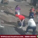 Young men attack a man in the middle of the road with sharp weapons and sticks