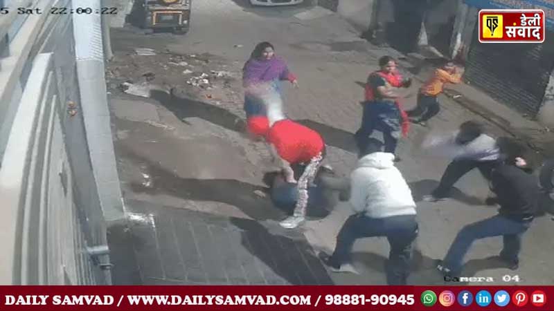 Young men attack a man in the middle of the road with sharp weapons and sticks