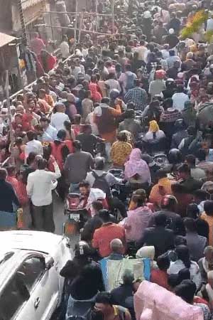 अयोध्या में रामलला के दर्शन को 1 किमी की लंबी लाइन, काशी में 10 लाख की भीड़