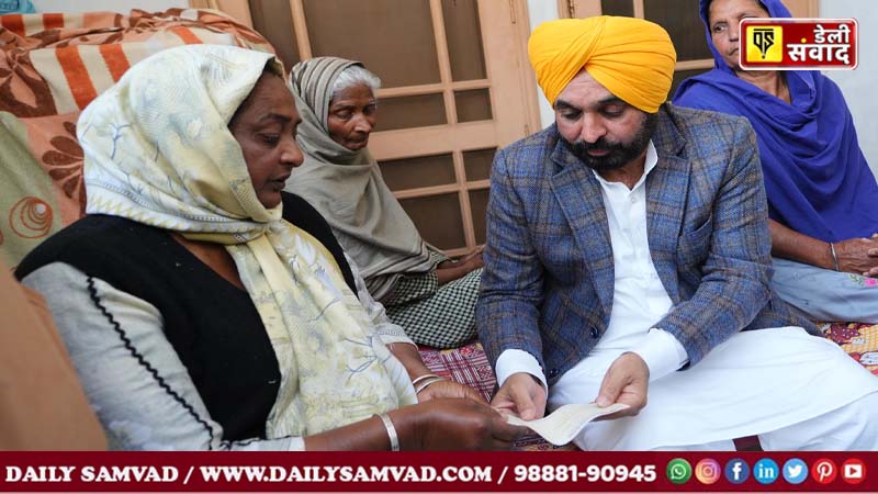 CM hands over cheque worth Rs. 1 crore to the family of Shaheed constable of Sadak Surakhya Force