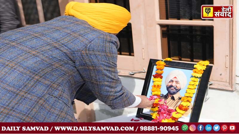 CM hands over cheque worth Rs. 1 crore to the family of Shaheed constable of Sadak Surakhya Force
