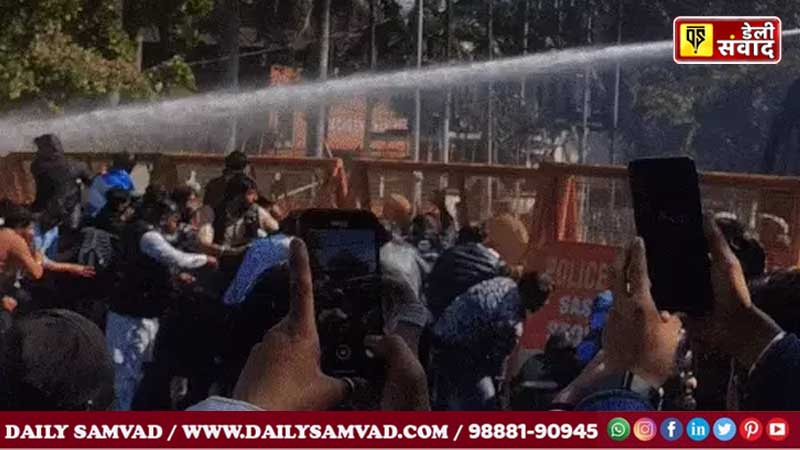 कांग्रेसी नेताओं को पुलिस ने दौड़ा-दौड़ा कर पीटा, थाने में किया बंद,