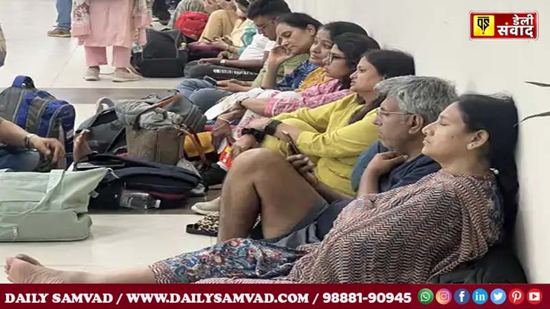 प्रयागराज में एयरपोर्ट पर लेटे पैंसेजर