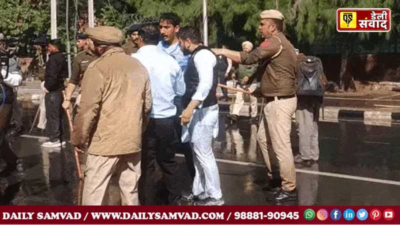 कांग्रेसी नेताओं को पुलिस ने दौड़ा-दौड़ा कर पीटा, थाने में किया बंद,