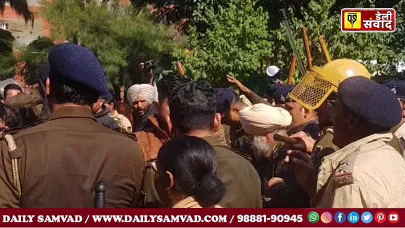 कांग्रेसी नेताओं को पुलिस ने दौड़ा-दौड़ा कर पीटा, थाने में किया बंद,