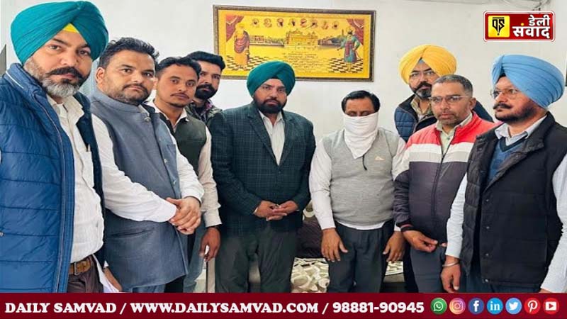 clerk caught red handed taking bribe from a widow By Vigilance bureau