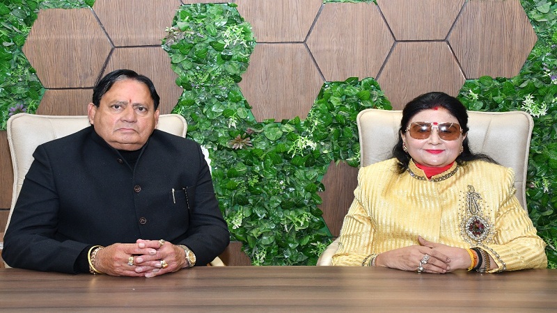 जानकारी देते हुए चेयरमैन अनिल चोपड़ा ओर वाइस चेयरपर्सन संगीता चोपड़ा