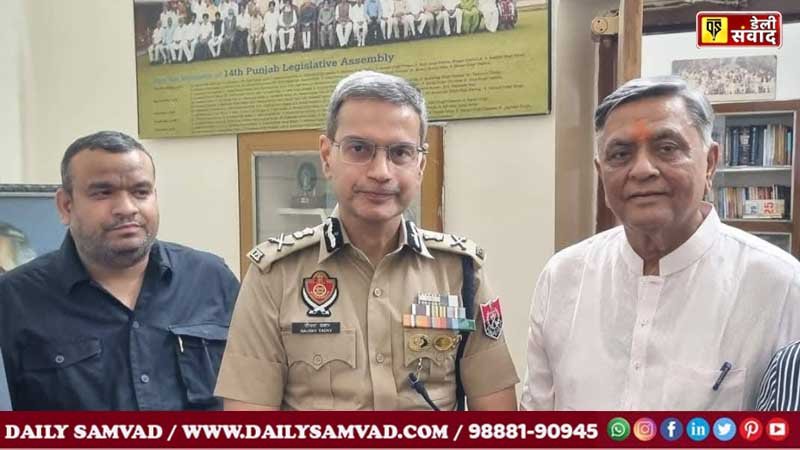 पूर्व कैबिनेट मंत्री मनोरंजन कालिया के घर पहुंचे डीजीपी गौरव यादव