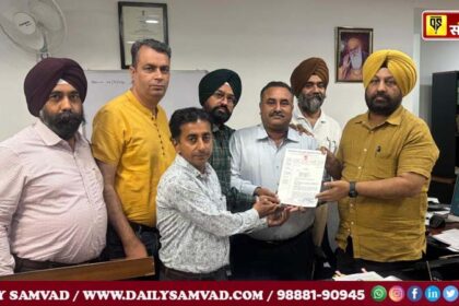 निकाय विभाग के डायरेक्टर को मांग पत्र सौंपते
