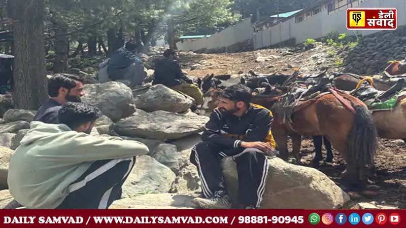 पहलगाम में हमले के बाद गाइड और घोड़ों वालों का काम बंद हो गया है। वे टूरिस्ट के इंतजार में आते हैं, लेकिन कुछ देर रुककर लौट जाते हैं।