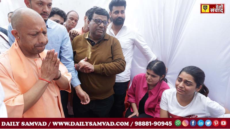 पहलगाम आतंकी हमले का शिकार बने कानपुर के शुभम द्विवेदी के अंतिम दर्शन करने पहुंचे मुख्यमंत्री योगी आदित्यनाथ