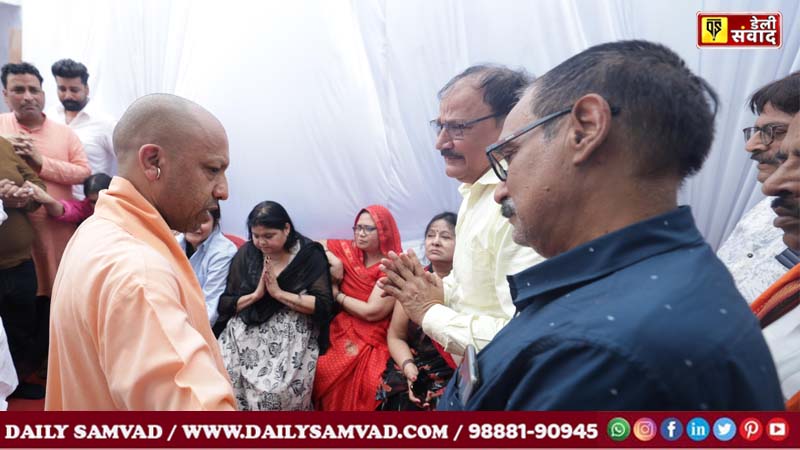 पहलगाम आतंकी हमले का शिकार बने कानपुर के शुभम द्विवेदी के अंतिम दर्शन करने पहुंचे मुख्यमंत्री योगी आदित्यनाथ