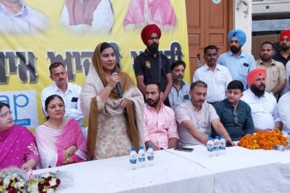 Jalandhar By Poll: जालंधर में कांग्रेस को फिर लगा बड़ा झटका, सीनियर कांग्रेसी लीडर समर्थकों के साथ AAP में शामिल 