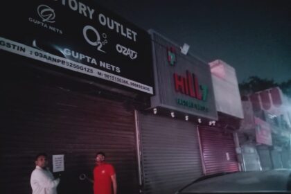 Jalandhar News: जालंधर में देर रात पांच शोरूम और दुकाने सील, देखें तस्वीरें