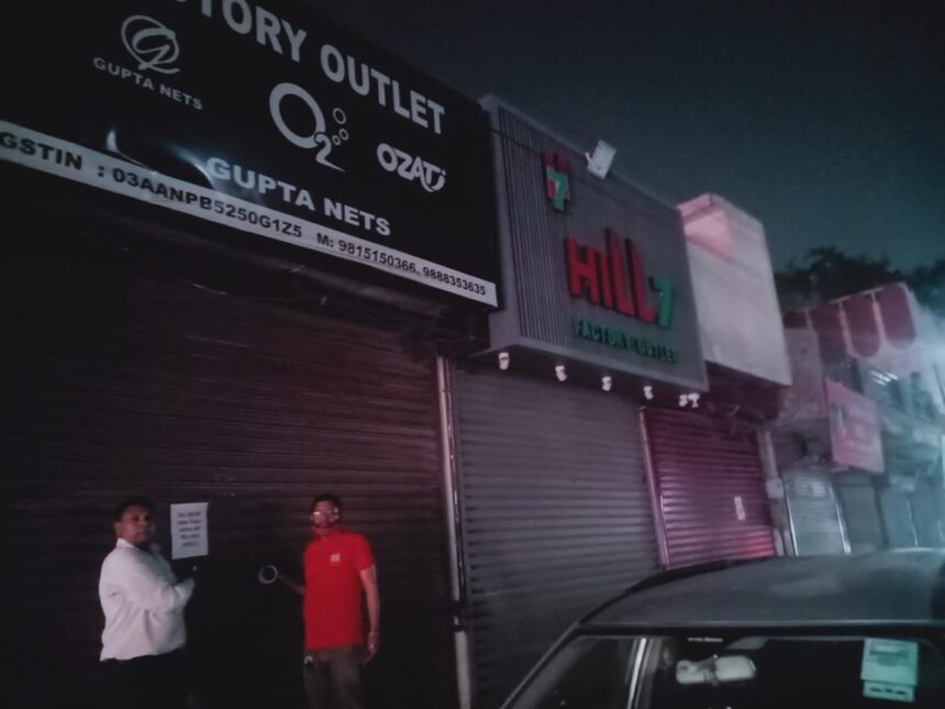 Jalandhar News: जालंधर में देर रात पांच शोरूम और दुकाने सील, देखें तस्वीरें