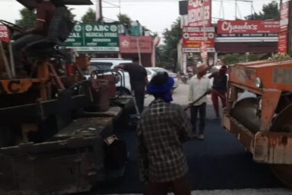 क्रिकेटर हरभजन सिंह भज्जी के घर को जाती रोड पर ठेकेदार की लीपापोती, मेयर और कमिश्नर के आदेश ठेंगे पर, शाम को बनाई रोड, लोगों ने क्वालिटी पर उठाए सवाल