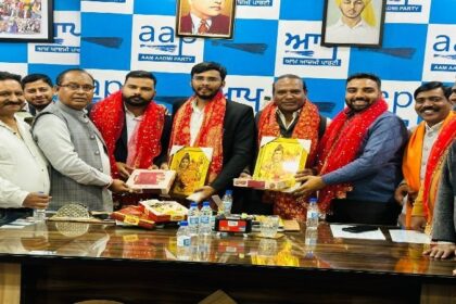 Jalandhar News: जालंधर में नवनियुक्त ब्लॉक प्रभारी सेंट्रल हल्का और ब्लॉक प्रभारी कैंट हल्का को किया गया सम्मानित