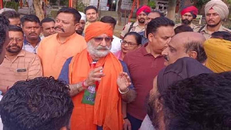 Punjab News: भाजपा उम्मदीवार संधू ने ओम जी पार्क में सुबह की सैर, शहर के मुद्दों पर लोगों से खुलकर की बात