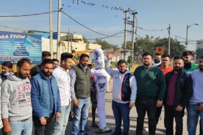 यूथ कांग्रेस मोदी और खट्टर सरकार का फूंका पुतला, केंद्र सरकार कर रही है लोकतंत्र की हत्या : राजेश अग्निहोत्री