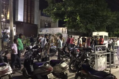 जालंधर के निजी अस्पताल में शराब पीकर डॉक्टर ने किया इलाज, 16 साल के बच्चे की मौत, परिजनों ने अस्पताल के बाहर लगाया धरना