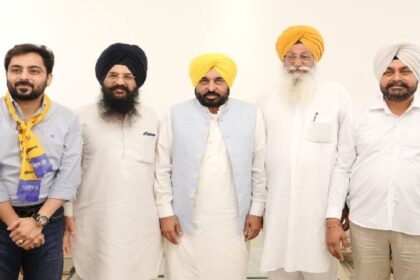Punjab Politics: पंजाब में अकाली दल को बड़ा झटका, राष्ट्रीय उपाध्यक्ष समेत कई नेता AAP में हुए शामिल